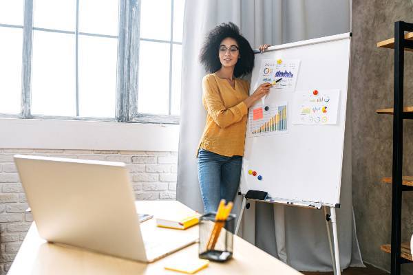 An online MBA student has a discussion with her classmates.