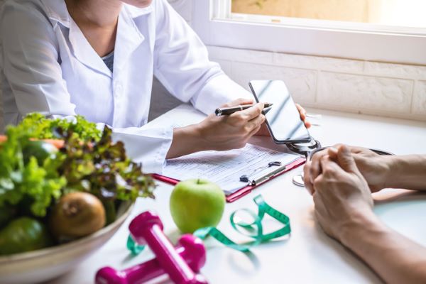 A Certified Dietary Manager (CDM) discusses nutrition with a patient