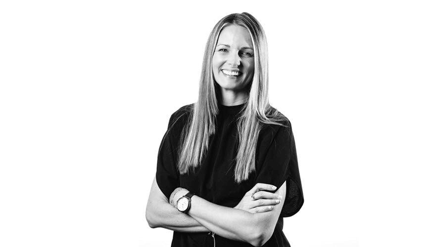 Black and white image of Purdue Global graduate Gaytanna smiling at the camera